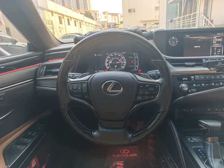 Фото 9 - Lexus ES