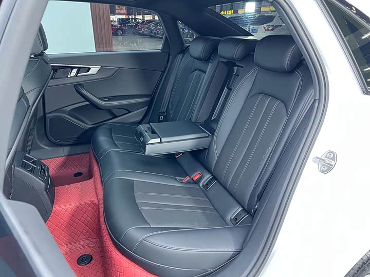 Фото 8 - Audi A4L