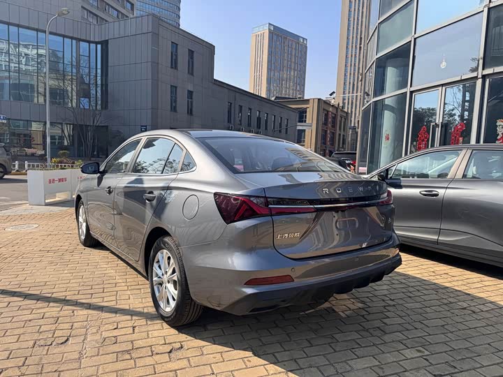 Фото 7 - Roewe i5