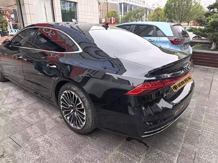 Фото 9 - Audi A7L