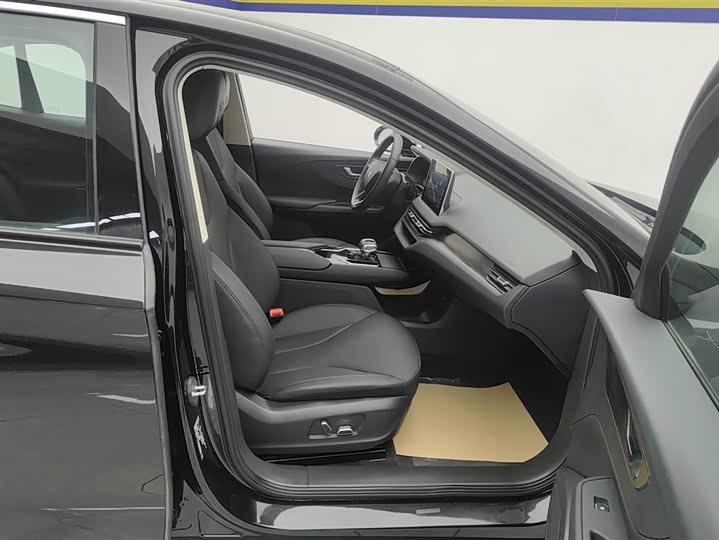 Фото 8 - Hongqi E-QM5