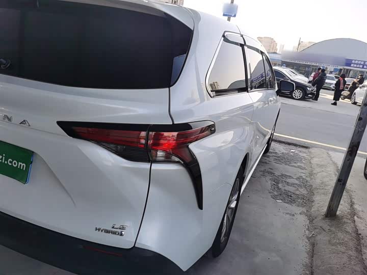 Фото 8 - Toyota Sienna