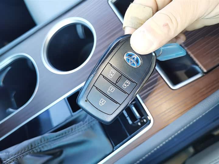 Фото 9 - Toyota Sienna