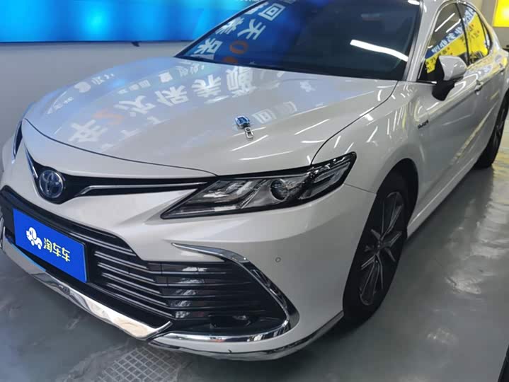 Фото 1 - Toyota Camry