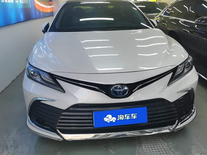 Фото 2 - Toyota Camry