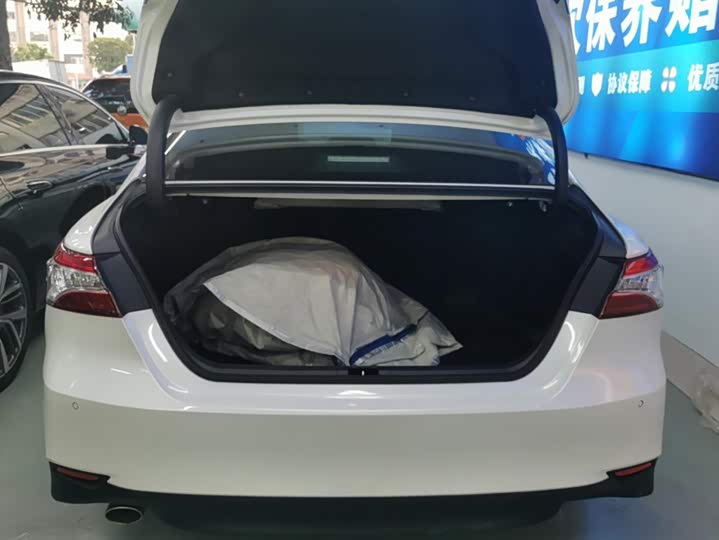 Фото 4 - Toyota Camry