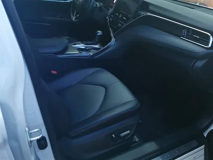 Фото 8 - Toyota Camry