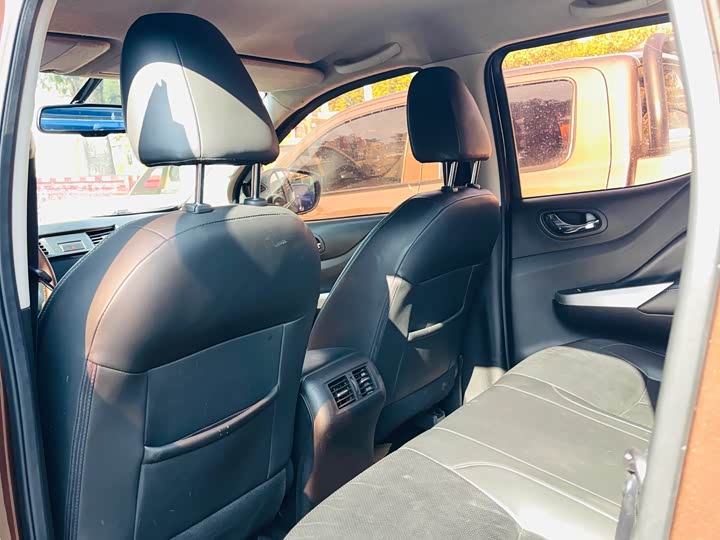 Фото 8 - Nissan Navara