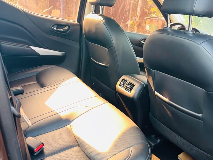 Фото 9 - Nissan Navara