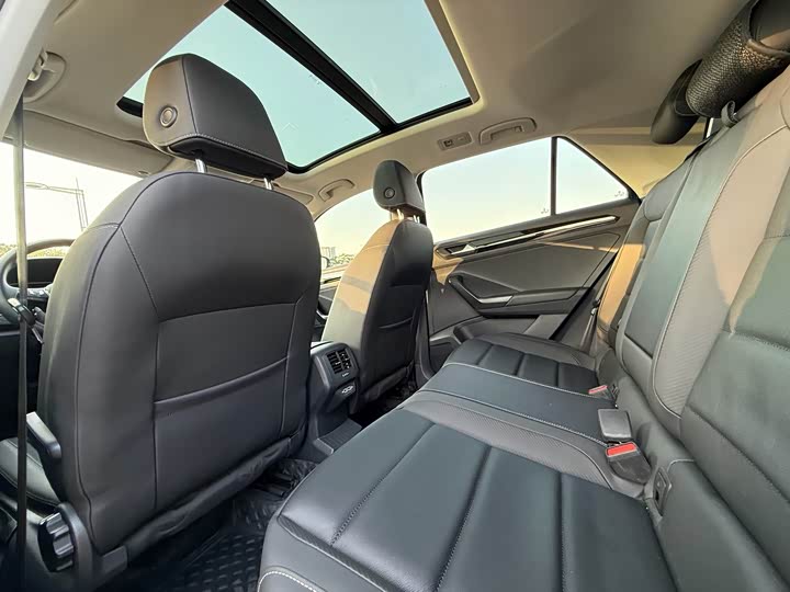 Фото 7 - Volkswagen T-Roc