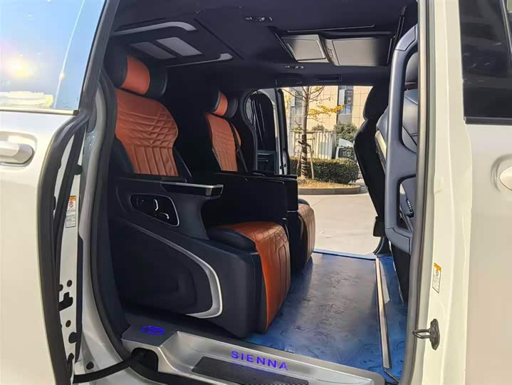 Фото 9 - Toyota Sienna