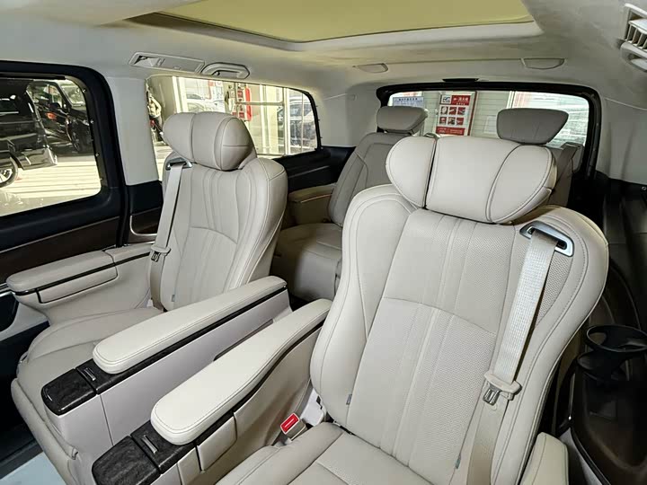 Фото 9 - Mercedes-Benz V-Class