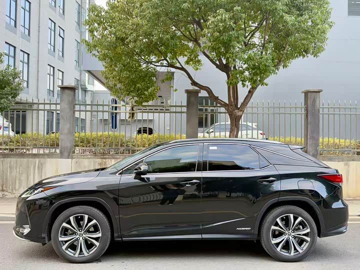 Фото 4 - Lexus RX