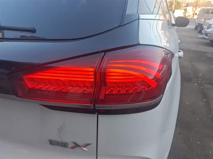 Фото 8 - Geely Atlas