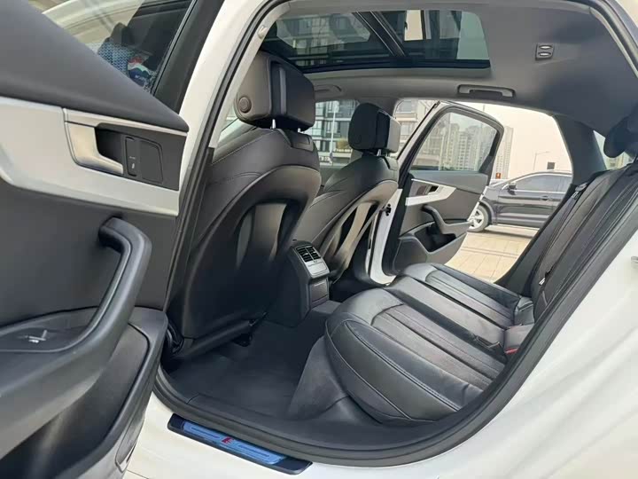 Фото 9 - Audi A4L