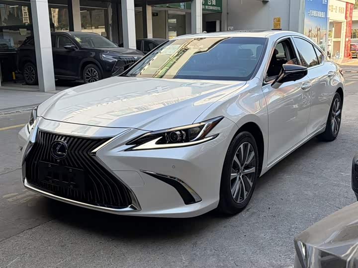 Фото 1 - Lexus ES