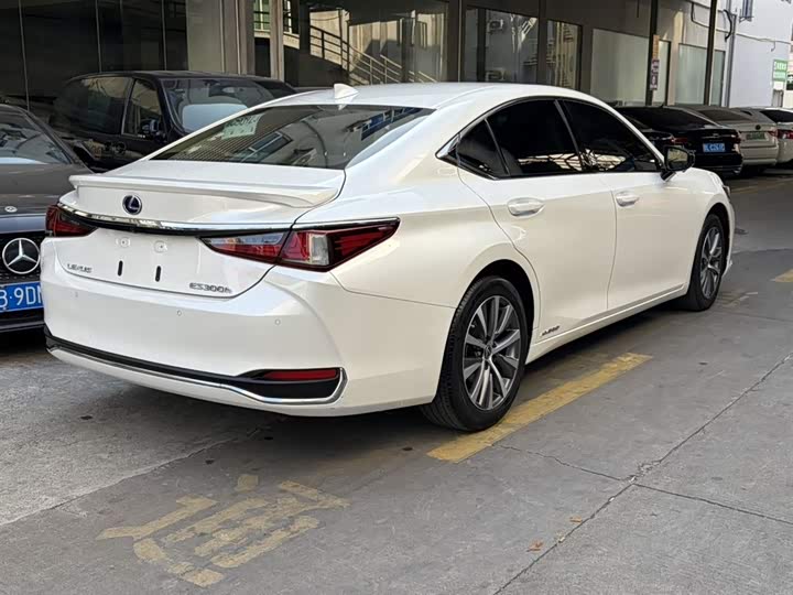 Фото 3 - Lexus ES