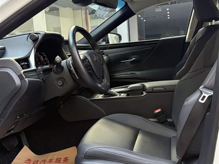 Фото 5 - Lexus ES