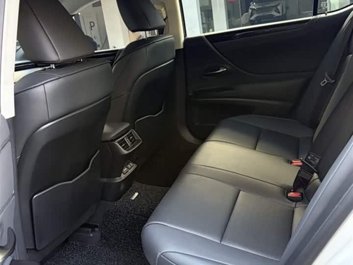 Фото 6 - Lexus ES