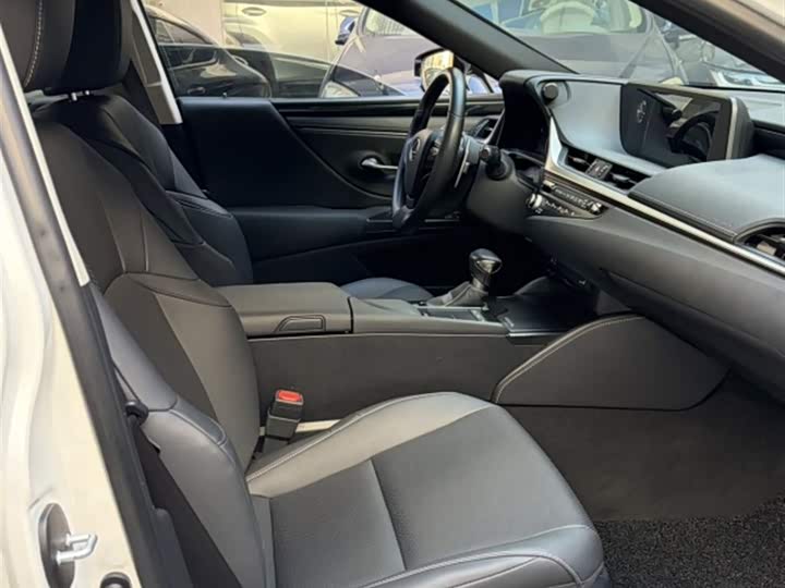 Фото 7 - Lexus ES