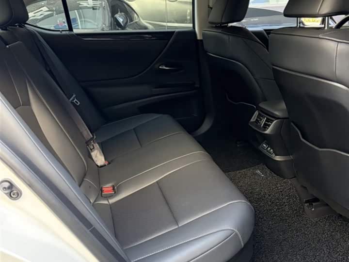 Фото 8 - Lexus ES