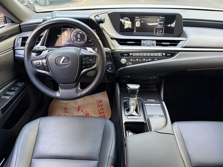 Фото 9 - Lexus ES