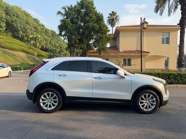 Фото 8 - Cadillac XT4