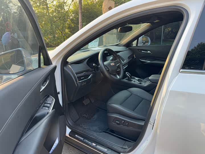 Фото 9 - Cadillac XT4