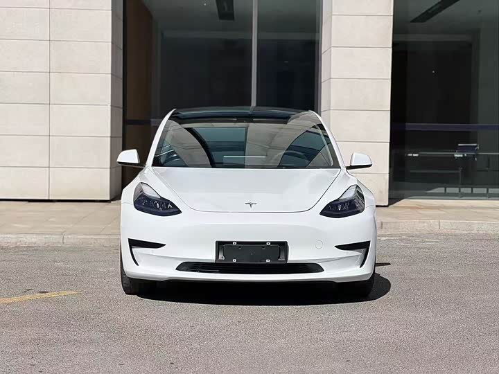 Фото 2 - Tesla Model 3