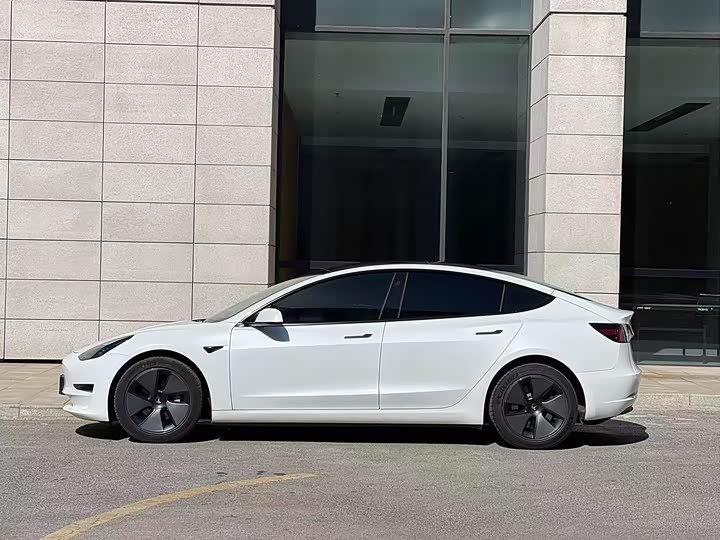 Фото 4 - Tesla Model 3