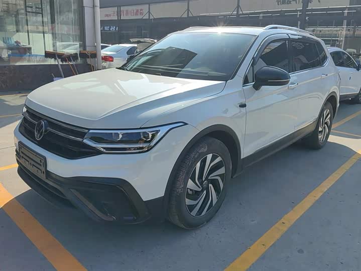 Фото 1 - Volkswagen Tiguan L Pro