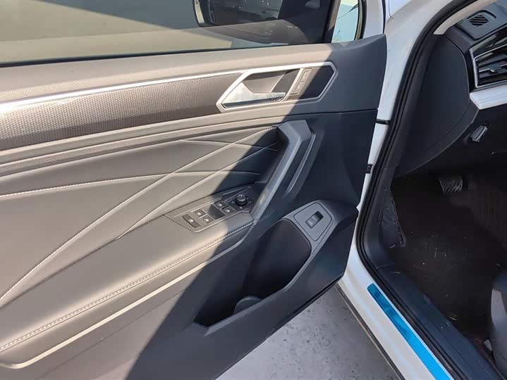 Фото 7 - Volkswagen Tiguan L Pro