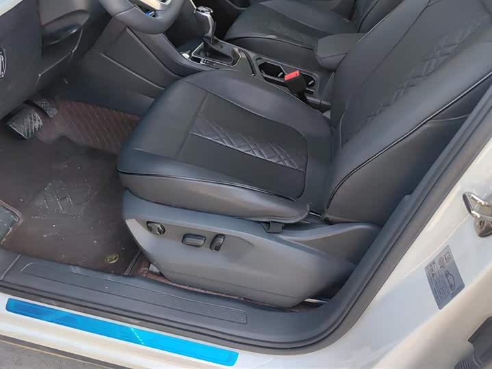 Фото 9 - Volkswagen Tiguan L Pro