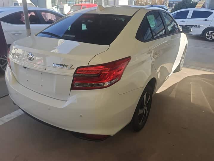 Фото 3 - Toyota Yaris L