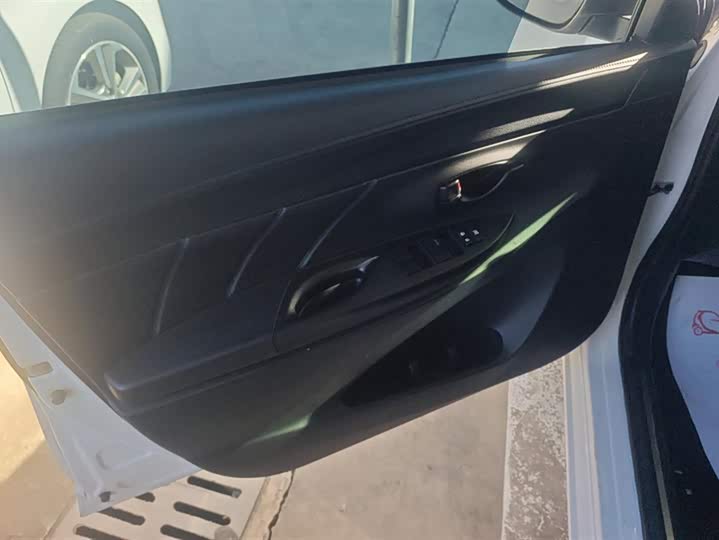 Фото 7 - Toyota Yaris L