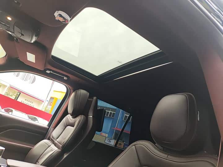 Фото 7 - Lincoln Navigator