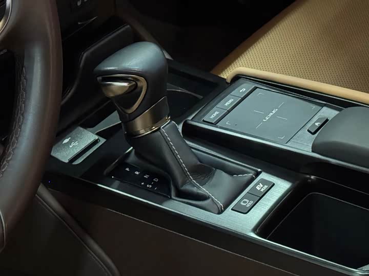 Фото 6 - Lexus ES