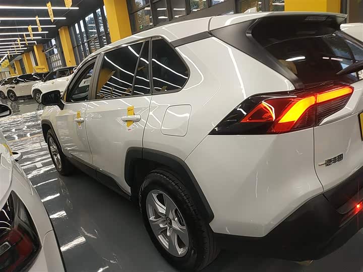 Фото 5 - Toyota RAV4