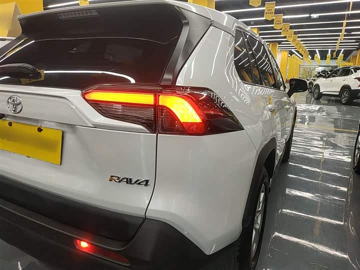 Фото 8 - Toyota RAV4