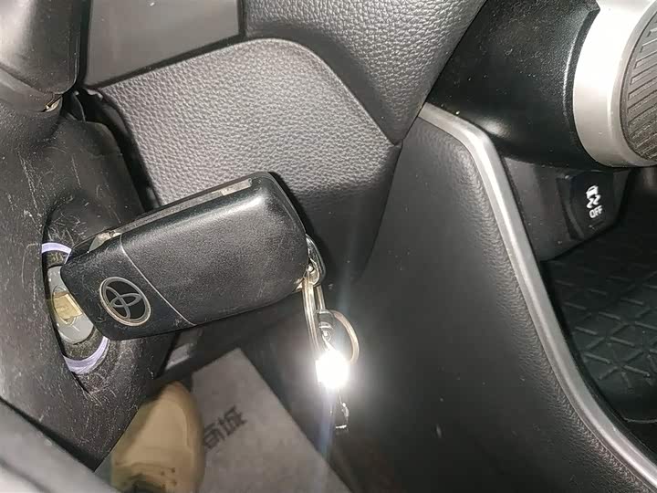 Фото 9 - Toyota RAV4