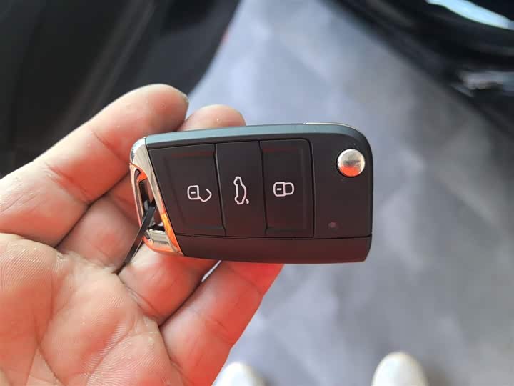 Фото 9 - Volkswagen Passat Hybrid