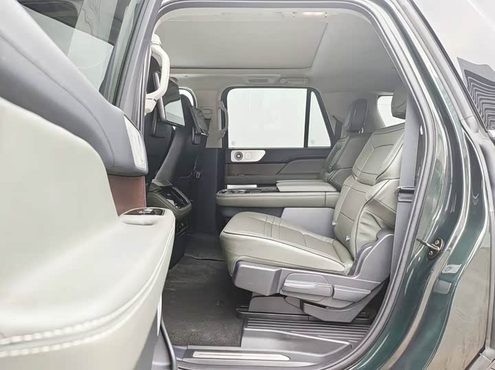 Фото 7 - Lincoln Navigator