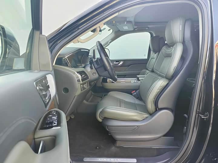 Фото 8 - Lincoln Navigator