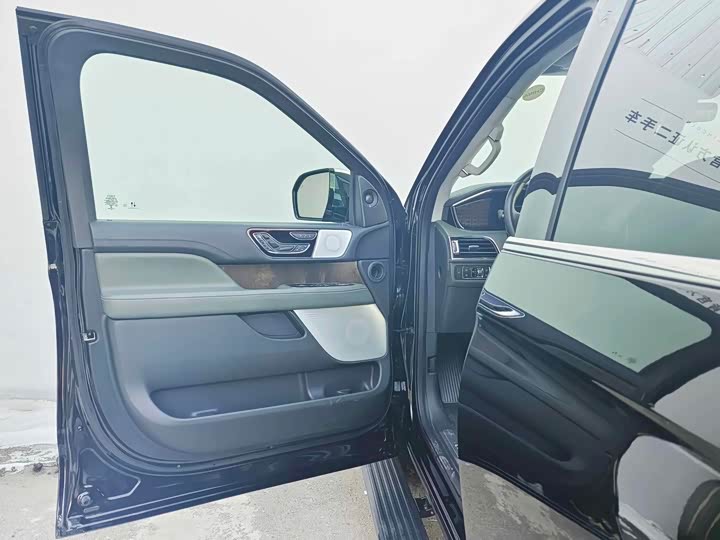 Фото 9 - Lincoln Navigator