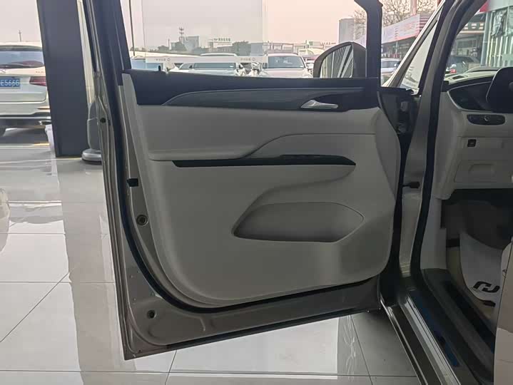 Фото 9 - Buick GL8 ES