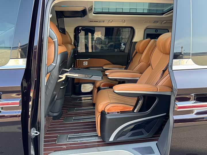 Фото 4 - Hongqi HQ9