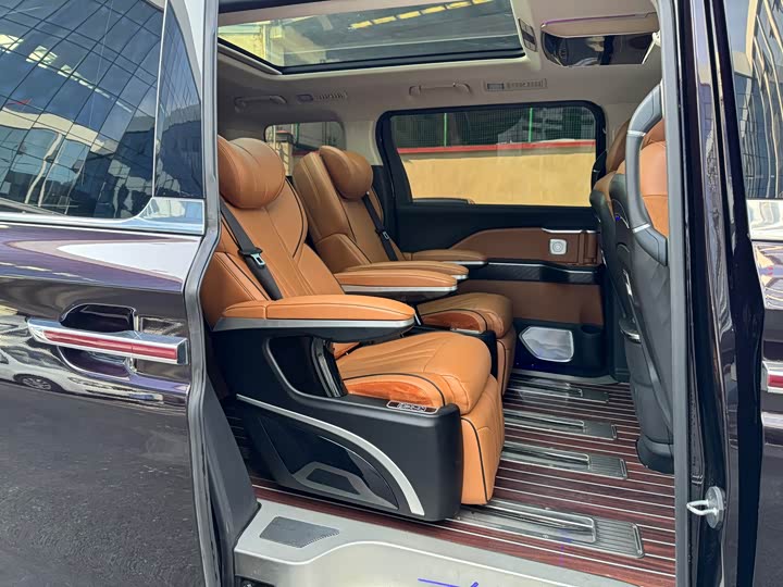 Фото 8 - Hongqi HQ9