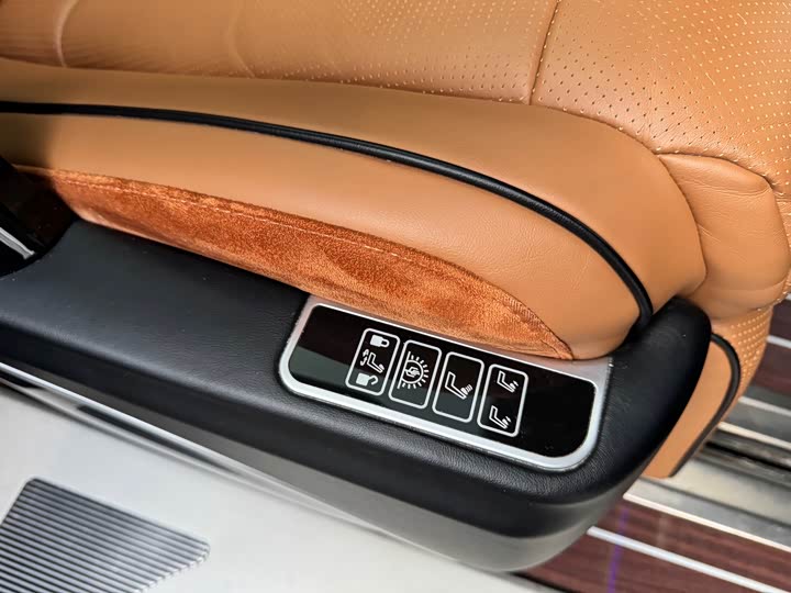 Фото 9 - Hongqi HQ9