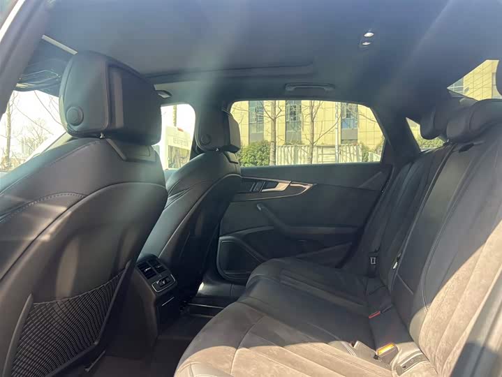 Фото 5 - Audi A4L