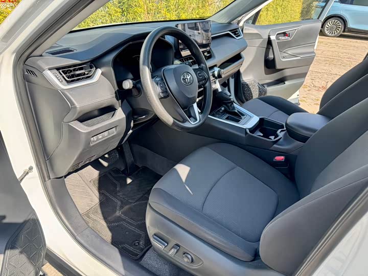 Фото 4 - Toyota RAV4